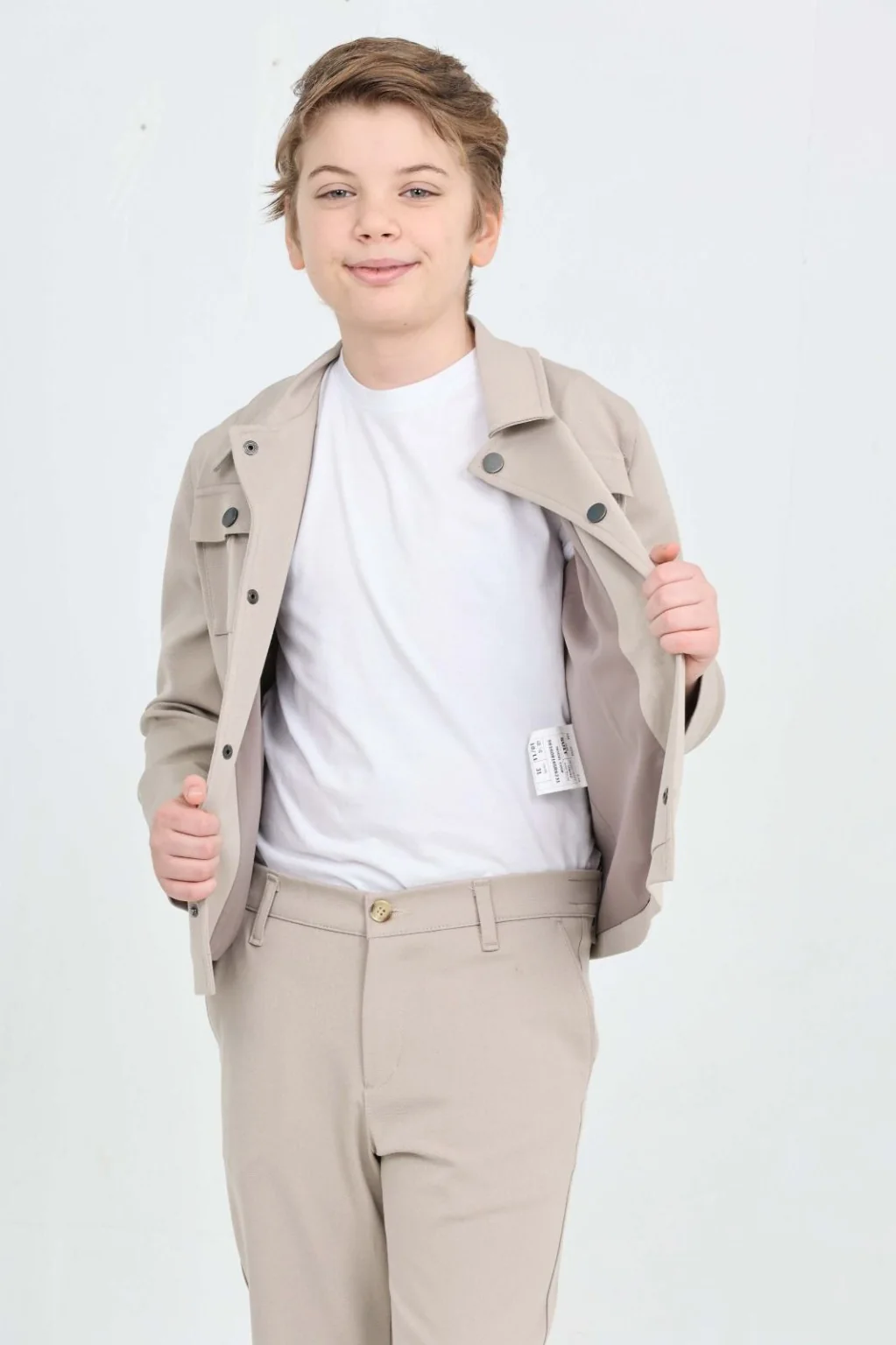 Bej ceketli çocuk model portresi