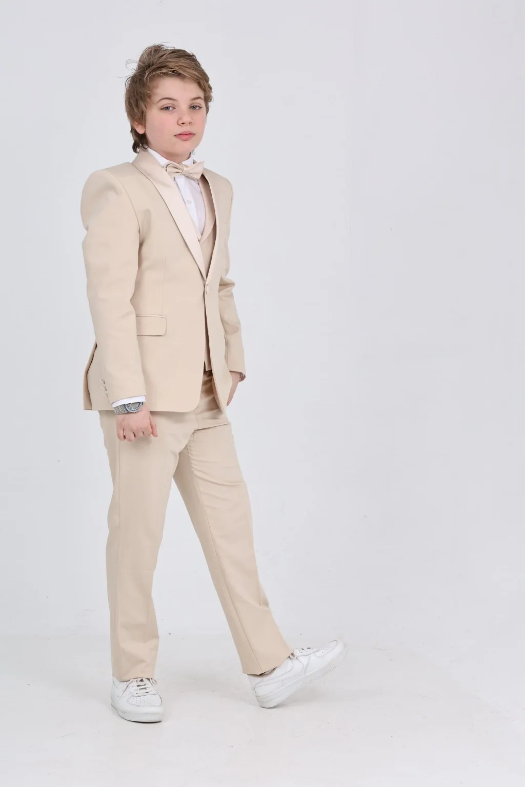 Bej takım elbiseli tam boy erkek çocuk model
