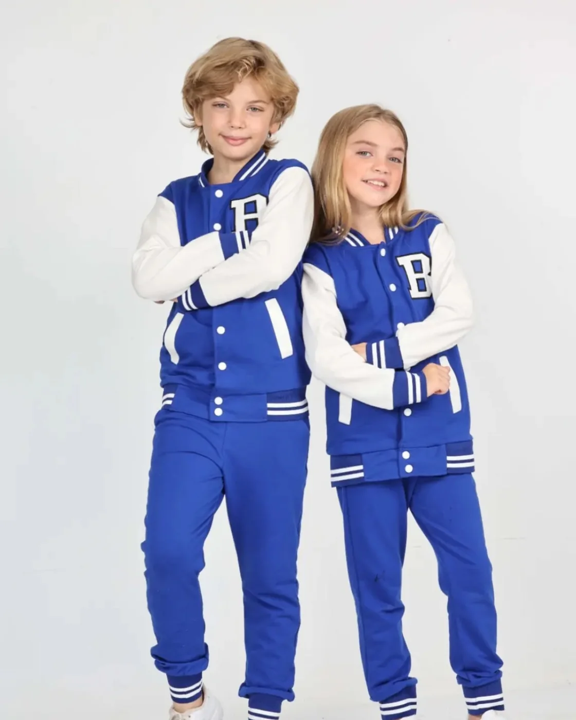 Mavi spor giyim çocuk model katalog çekimi