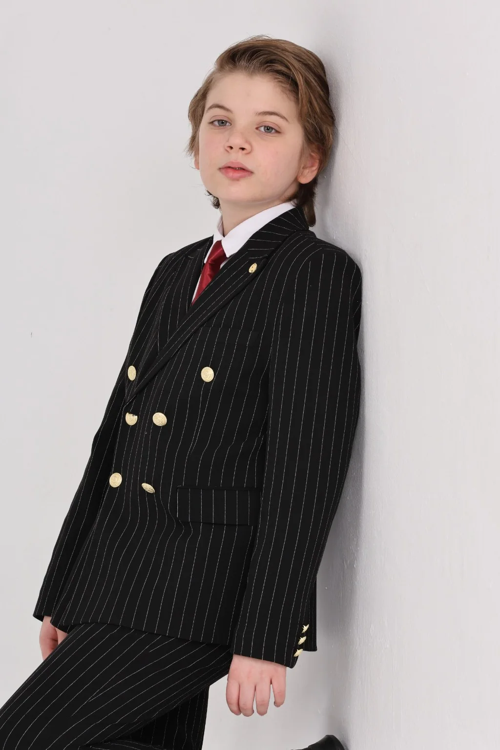 Siyah çizgili takım elbiseli çocuk model headshot
